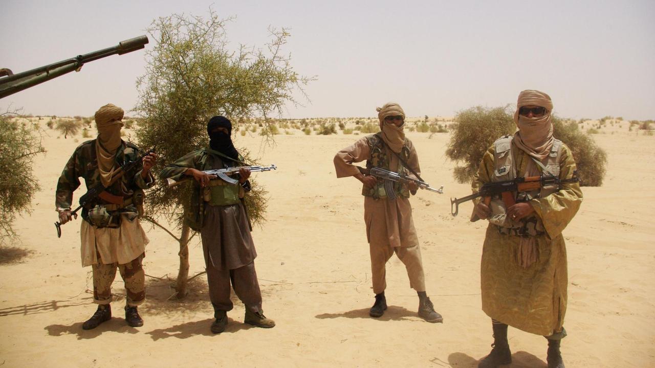 Kämper der islamistischen Gruppe Ansar Dine in der Wüste nahe Timbuktu, Mali.