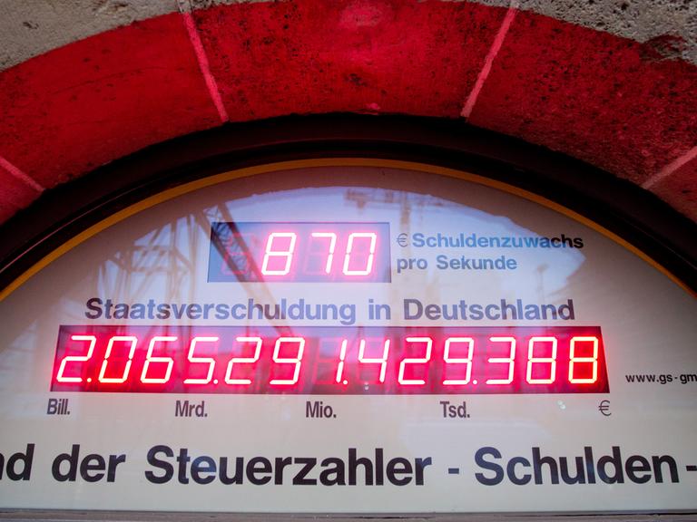 Das Foto vom 18.01.2013 in Berlin zeigt die Schuldenuhr des Bundes der Steuerzahler in Berlin.
