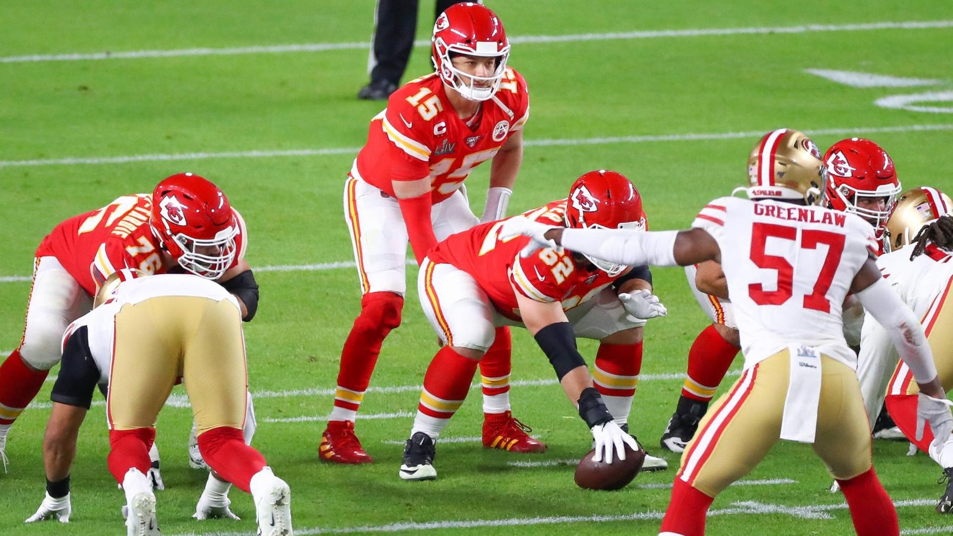 Patrick Mahomes, Quarterback der Kansas City Chiefs, steht im Super Bowl 2020 für einen Spielzug bereit Patrick Mahomes, Quarterback der Kansas City Chiefs, steht im Super Bowl 2020 für einen Spielzug bereit