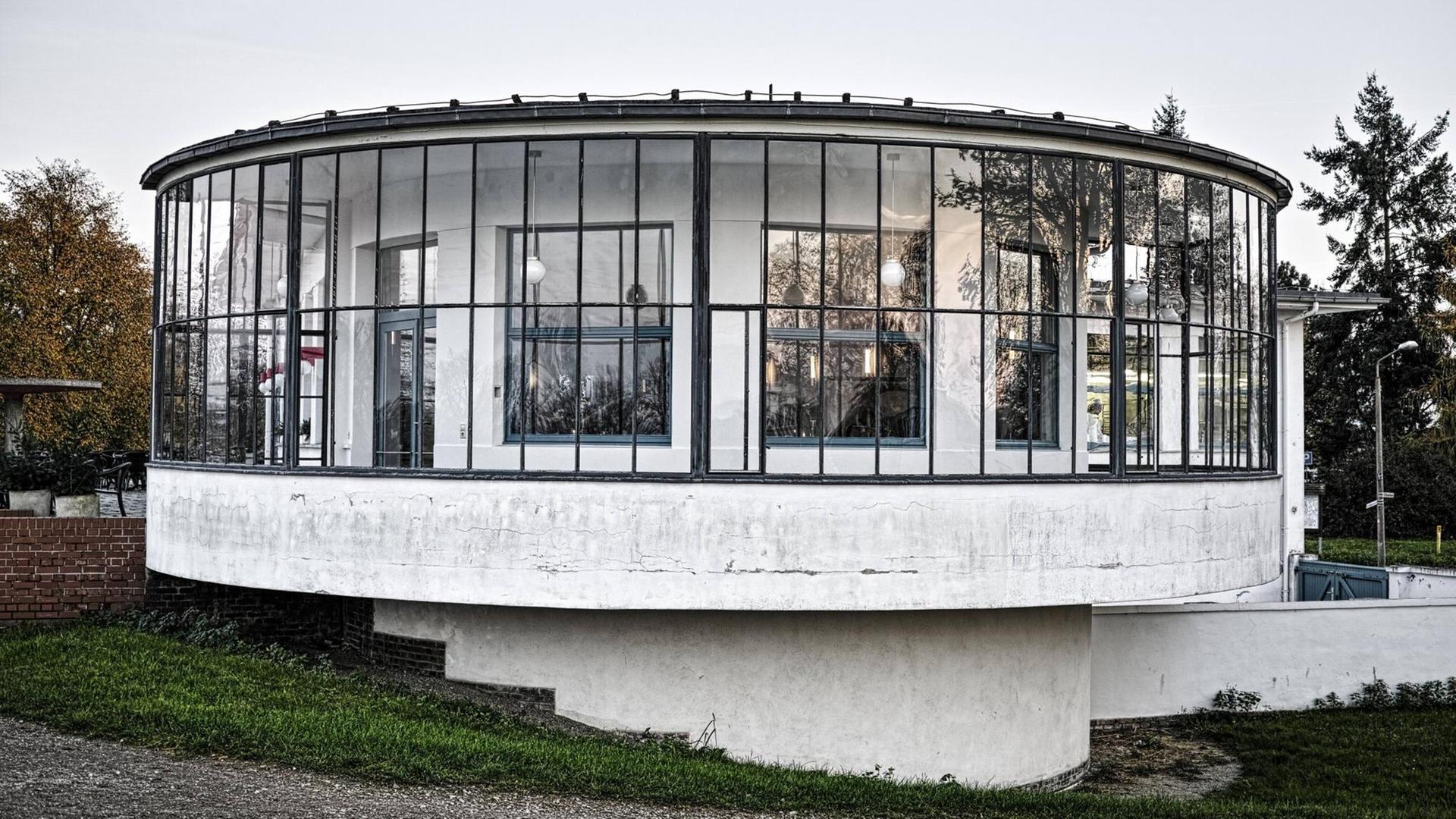 Der gläserne Rundbau, auch Kornhaus genannt, vom Bauhausarchitekten Carl Fieger steht in Dessau Der gläserne Rundbau, auch Kornhaus genannt, vom Bauhausarchitekten Carl Fieger steht in Dessau