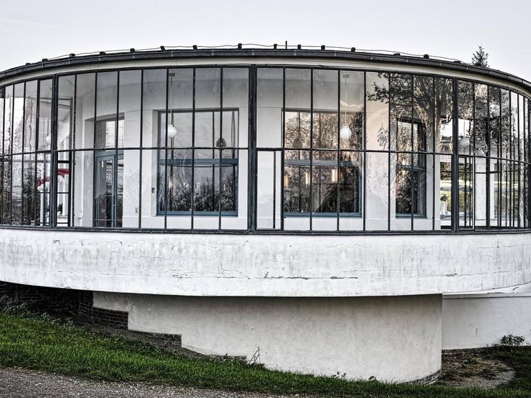 Der gläserne Rundbau, auch Kornhaus genannt, vom Bauhausarchitekten Carl Fieger steht in Dessau