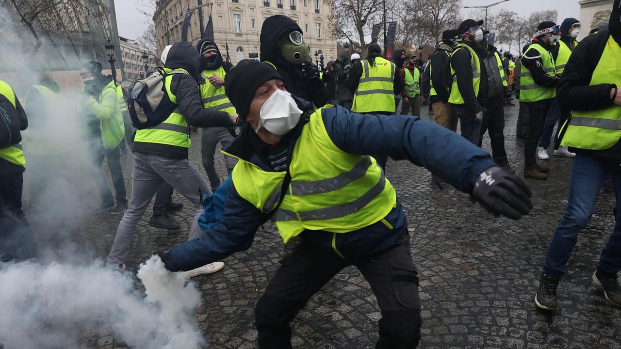 08.12.2018, Frankreich, Paris: ©PHOTOPQR/LE PARISIEN ; Manifestation du mouvement gilets jaunes sur les champs Elysées à Paris le 8 décembre 2018 photo LP/Yann Foreix Demonstration of yellow vests for the fourth week throughout France. Many police interventions took place to unblock the roads. Foto: Yann Foreix/MAXPPP/dpa
Ein Teilnehmer der "Gelbwesten"-Proteste in Paris. 08.12.2018, Frankreich, Paris: ©PHOTOPQR/LE PARISIEN ; Manifestation du mouvement gilets jaunes sur les champs Elysées à Paris le 8 décembre 2018 photo LP/Yann Foreix Demonstration of yellow vests for the fourth week throughout France. Many police interventions took place to unblock the roads. Foto: Yann Foreix/MAXPPP/dpa
Ein Teilnehmer der "Gelbwesten"-Proteste in Paris.