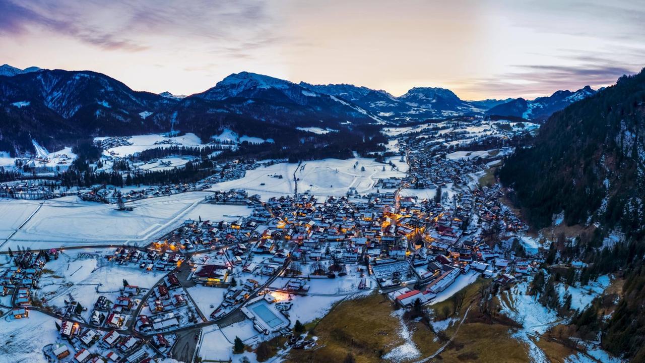 Romantische Nachtansicht des Alpendorfs Reit im Winkl in Abendstimmung Romantische Nachtansicht des Alpendorfs Reit im Winkl in Abendstimmung