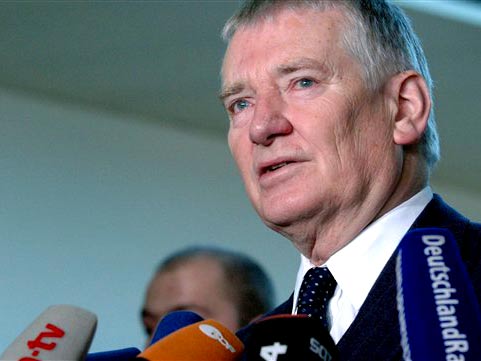 Bundesinnenminister Otto Schily gibt ein Statement am Rande der Spitzengespräche im Tarifkonflikt des öffentlichen Dienstes Bundesinnenminister Otto Schily gibt ein Statement am Rande der Spitzengespräche im Tarifkonflikt des öffentlichen Dienstes
