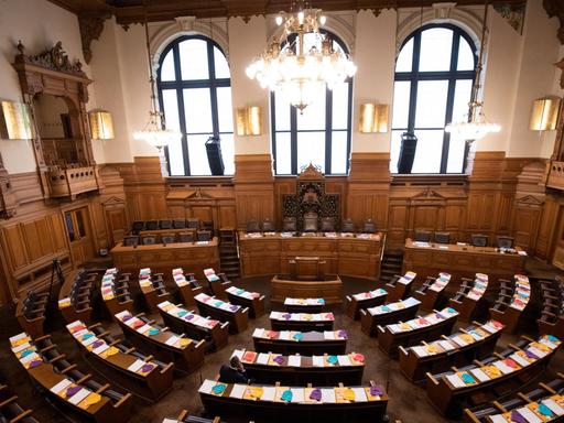 12.02.2020, Hamburg: Bunte Mützen liegen auf den Tischen im Plenarsaal der Hamburgischen Bürgerschaft im Rathaus vor der letzten Bürgerschaftssitzung vor der Wahl am 23. Februar 2020