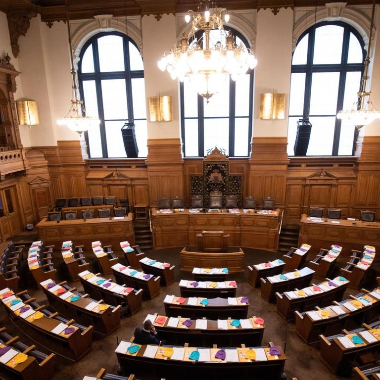 12.02.2020, Hamburg: Bunte Mützen liegen auf den Tischen im Plenarsaal der Hamburgischen Bürgerschaft im Rathaus vor der letzten Bürgerschaftssitzung vor der Wahl  am 23. Februar 2020 