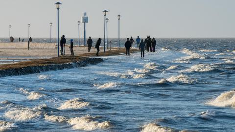 Hoch läuft die Flut am Nordseestrand von Neuharlingersiel bei einem Sturmtief im Januar.