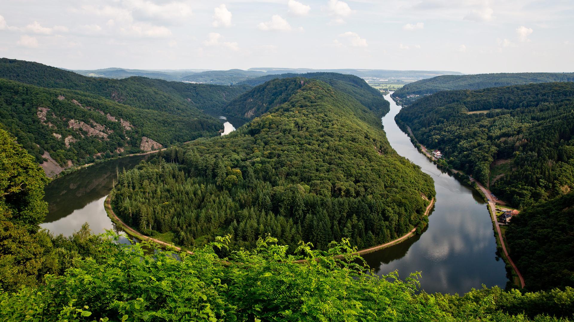 Blick vom felsigen Aussichtspunkt Cloef auf die Saarschleife in Orscholz: Die im Dreiländereck Deutschland, Frankreich und Luxemburg gelegene Saarschleife ist ein Natur- und Landschaftsschutzgebiet. Blick vom felsigen Aussichtspunkt Cloef auf die Saarschleife in Orscholz: Die im Dreiländereck Deutschland, Frankreich und Luxemburg gelegene Saarschleife ist ein Natur- und Landschaftsschutzgebiet.