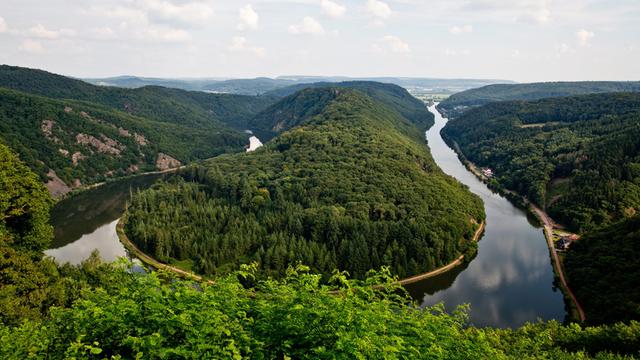 Blick vom felsigen Aussichtspunkt Cloef auf die Saarschleife in Orscholz: Die im Dreiländereck Deutschland, Frankreich und Luxemburg gelegene Saarschleife ist ein Natur- und Landschaftsschutzgebiet.