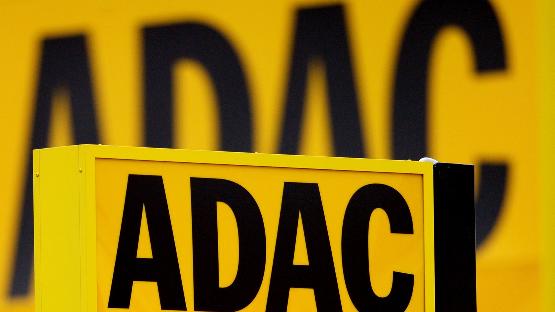 Ein Firmenschild des ADAC ist zu sehen.