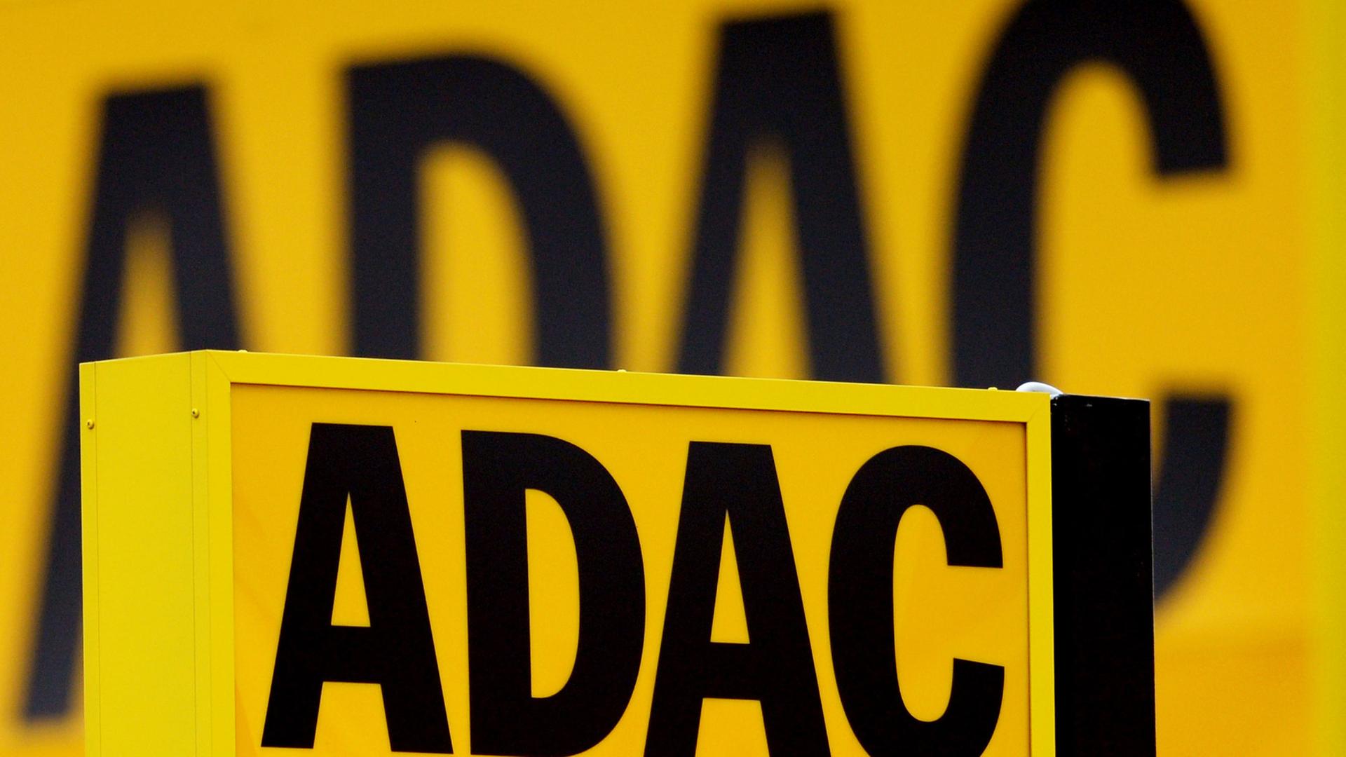 Ein Firmenschild des ADAC ist zu sehen. Ein Firmenschild des ADAC ist zu sehen.