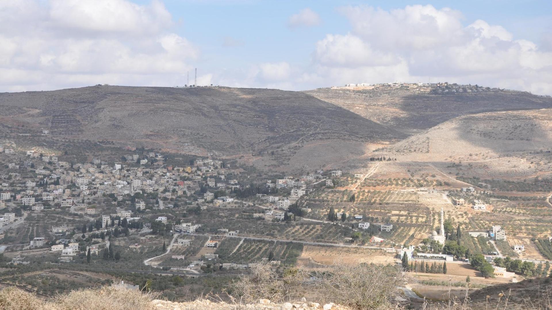 Westjordanland - unten palästinenisch, oben israelische Siedlung