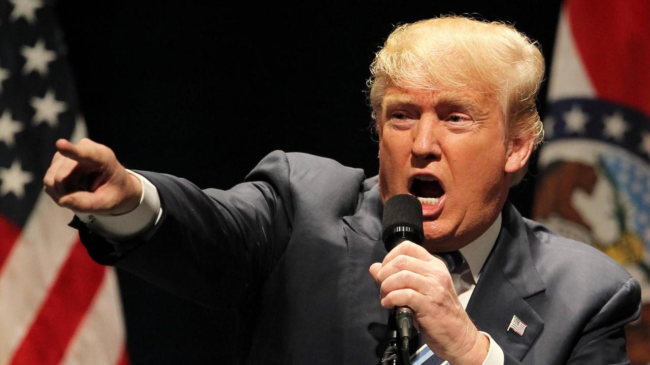 Donald Trump bei einer Wahlkampfveranstaltung im Peabody Opera House in St. Louis am 11. März 2016 Donald Trump bei einer Wahlkampfveranstaltung im Peabody Opera House in St. Louis am 11. März 2016