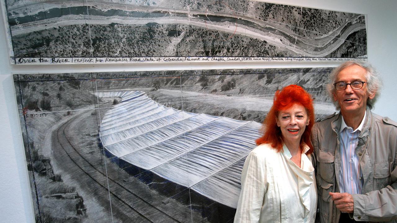 Das Künstlerpaar Christo und Jeanne-Claude zeigte im Jahr 2006 in der Rostocker Kunsthalle erstmals aktuelle Entwürfe zu ihrem Projekt "Over the river", einer Verhüllung des Flusses Arkansas im US-Bundesstaat Colorado, in der Öffentlichkeit. Das Künstlerpaar Christo und Jeanne-Claude zeigte im Jahr 2006 in der Rostocker Kunsthalle erstmals aktuelle Entwürfe zu ihrem Projekt "Over the river", einer Verhüllung des Flusses Arkansas im US-Bundesstaat Colorado, in der Öffentlichkeit.