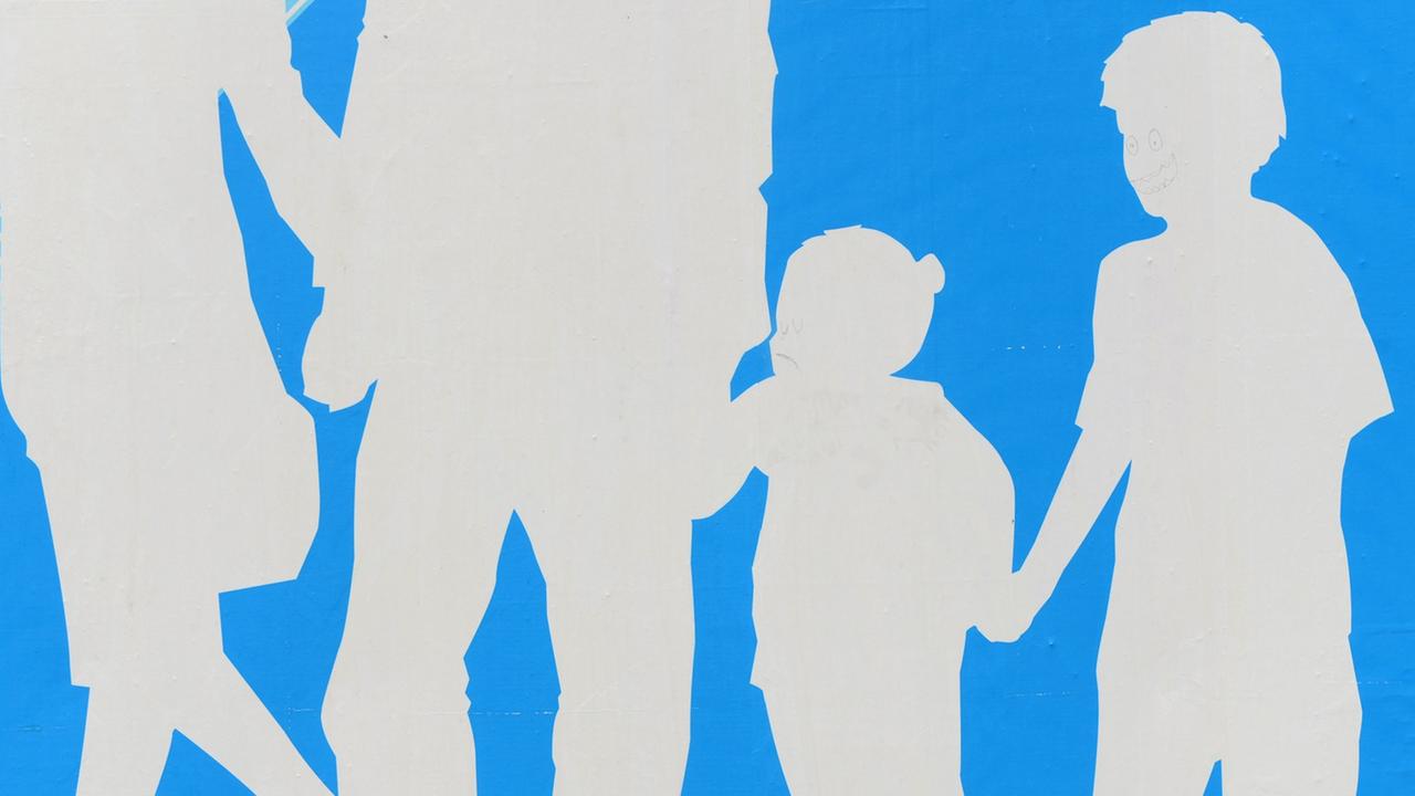 Auf blauem Hintergrund sind die Silhouetten einer Familie mit Mutter, Vater, Tochter und Sohn in weiß zu sehen. Auf blauem Hintergrund sind die Silhouetten einer Familie mit Mutter, Vater, Tochter und Sohn in weiß zu sehen.