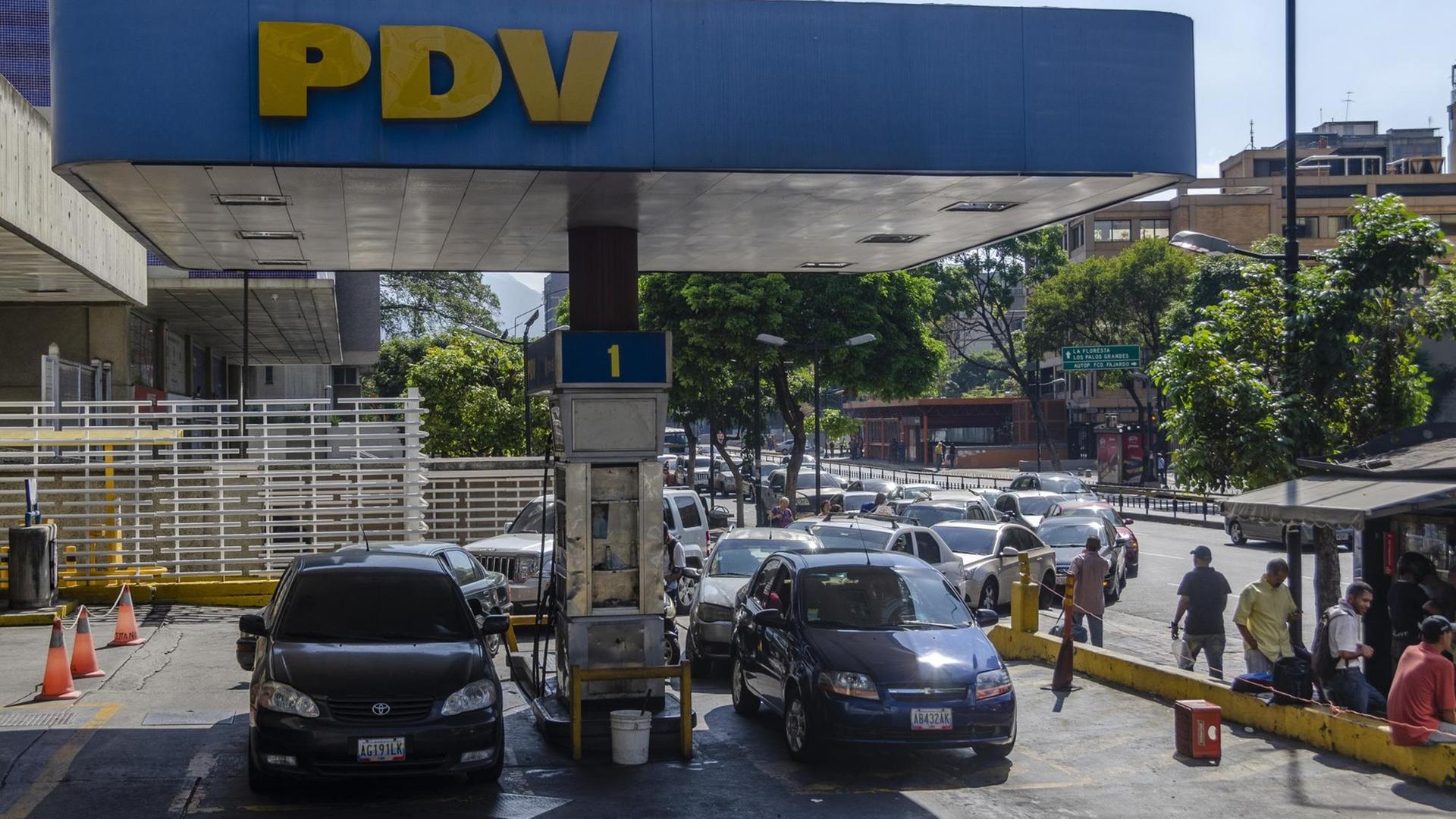 Vor einer Tankstelle in Venezuela hat sich eine lange Schlange gebildet. Im ölreichsten Land der Welt herrscht Benzinknappheit Vor einer Tankstelle in Venezuela hat sich eine lange Schlange gebildet. Im ölreichsten Land der Welt herrscht Benzinknappheit