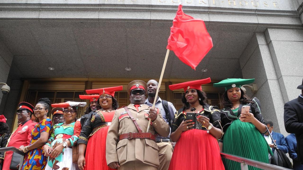 Vertreter der afrikanischen Volksgruppen Herero und Nama stehen am 12.10.2017 bei einer Anhörung im Verfahren gegen die Bundesregierung wegen des Völkermords im heutigen Namibia vor dem US-District Court in New York (USA). Vertreter der afrikanischen Volksgruppen Herero und Nama stehen am 12.10.2017 bei einer Anhörung im Verfahren gegen die Bundesregierung wegen des Völkermords im heutigen Namibia vor dem US-District Court in New York (USA).