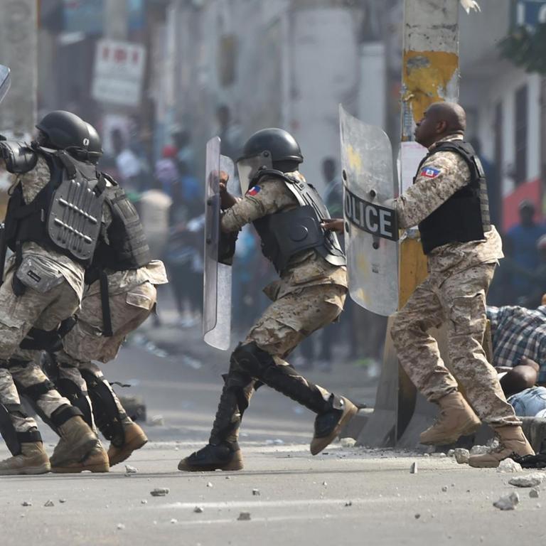 Polizei in der haitianischen Hauptstadt Port-au-Prince im Einsatz gegen Demonstranten 