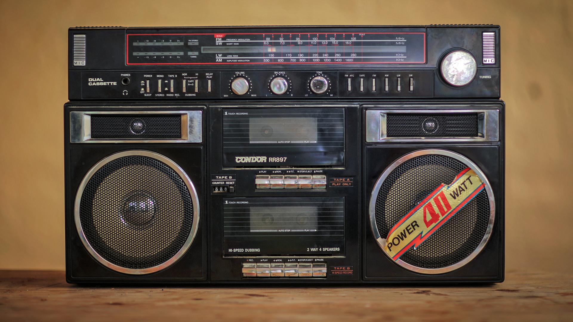 Ein klassischer schwarzer Ghettoblaster der Firma Condor. Ein klassischer schwarzer Ghettoblaster der Firma Condor.
