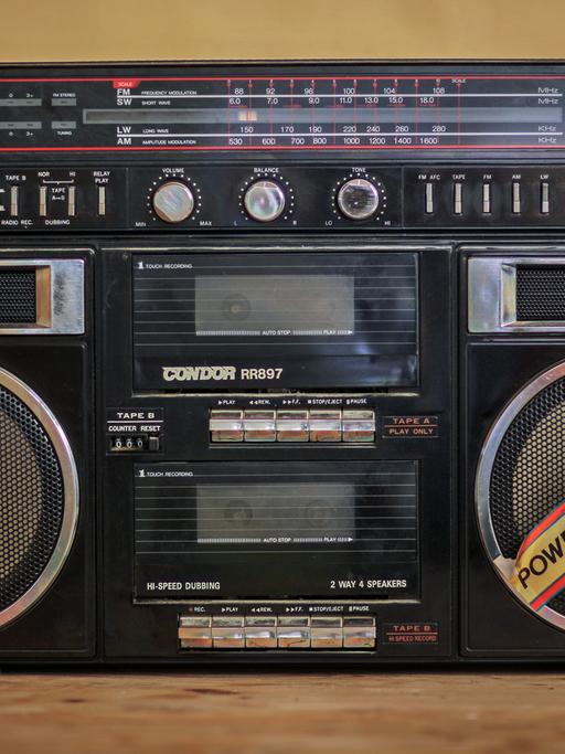 Ein klassischer schwarzer Ghettoblaster der Firma Condor.