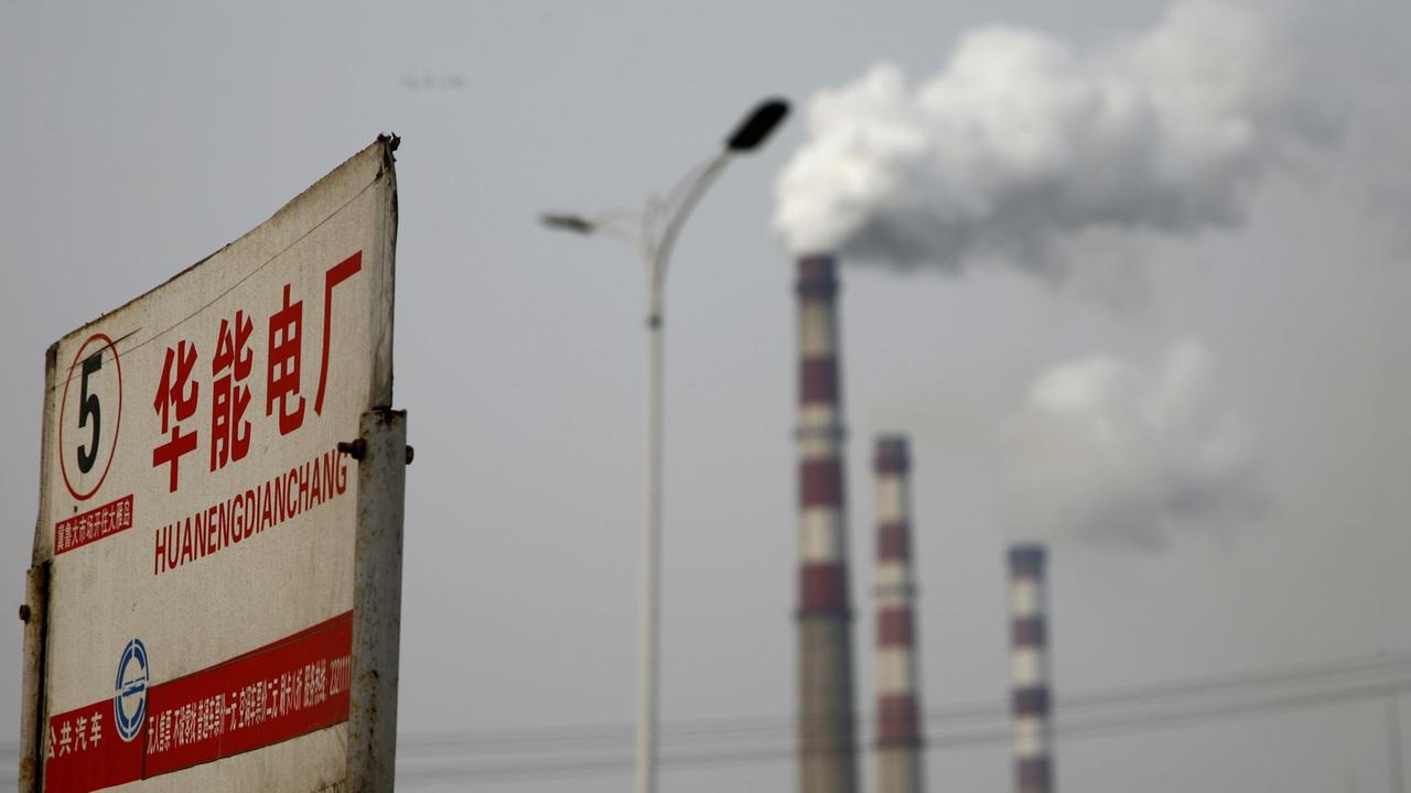 Qualm kommt aus den Schornsteinen eines Kohlekraftwerks in Dezhou in der ostchinesischen Provinz Shandong. Qualm kommt aus den Schornsteinen eines Kohlekraftwerks in Dezhou in der ostchinesischen Provinz Shandong.