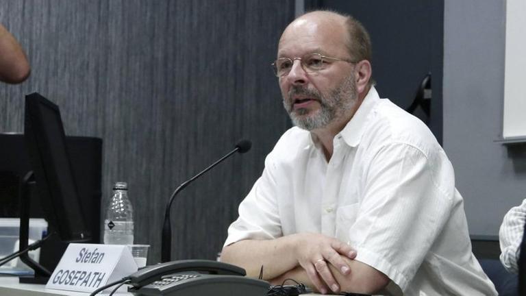 Der Philosoph Stefan Gosepath sitzt vor einem Mikrofon und spricht. Der Philosoph Stefan Gosepath sitzt vor einem Mikrofon und spricht.