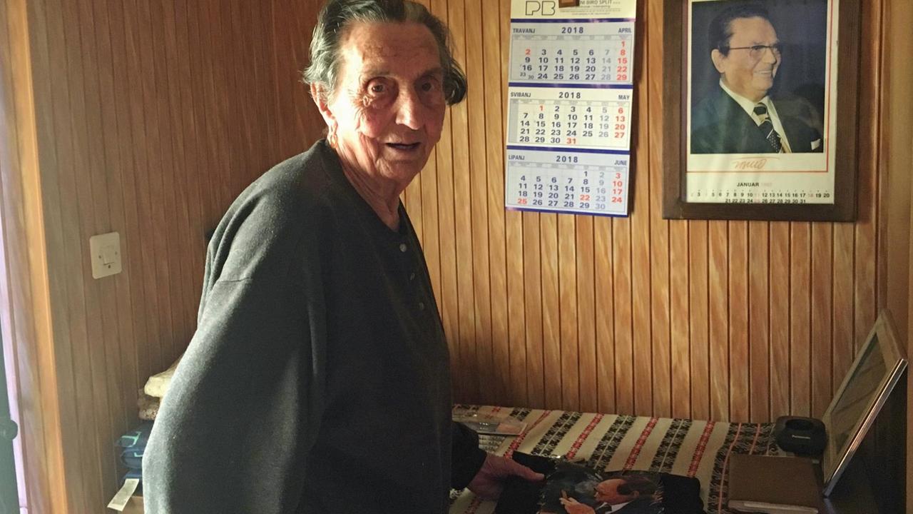 Ivanica, 94, vor einem Porträtbild des jugoslawischen Diktators Tito Ivanica, 94, vor einem Porträtbild des jugoslawischen Diktators Tito