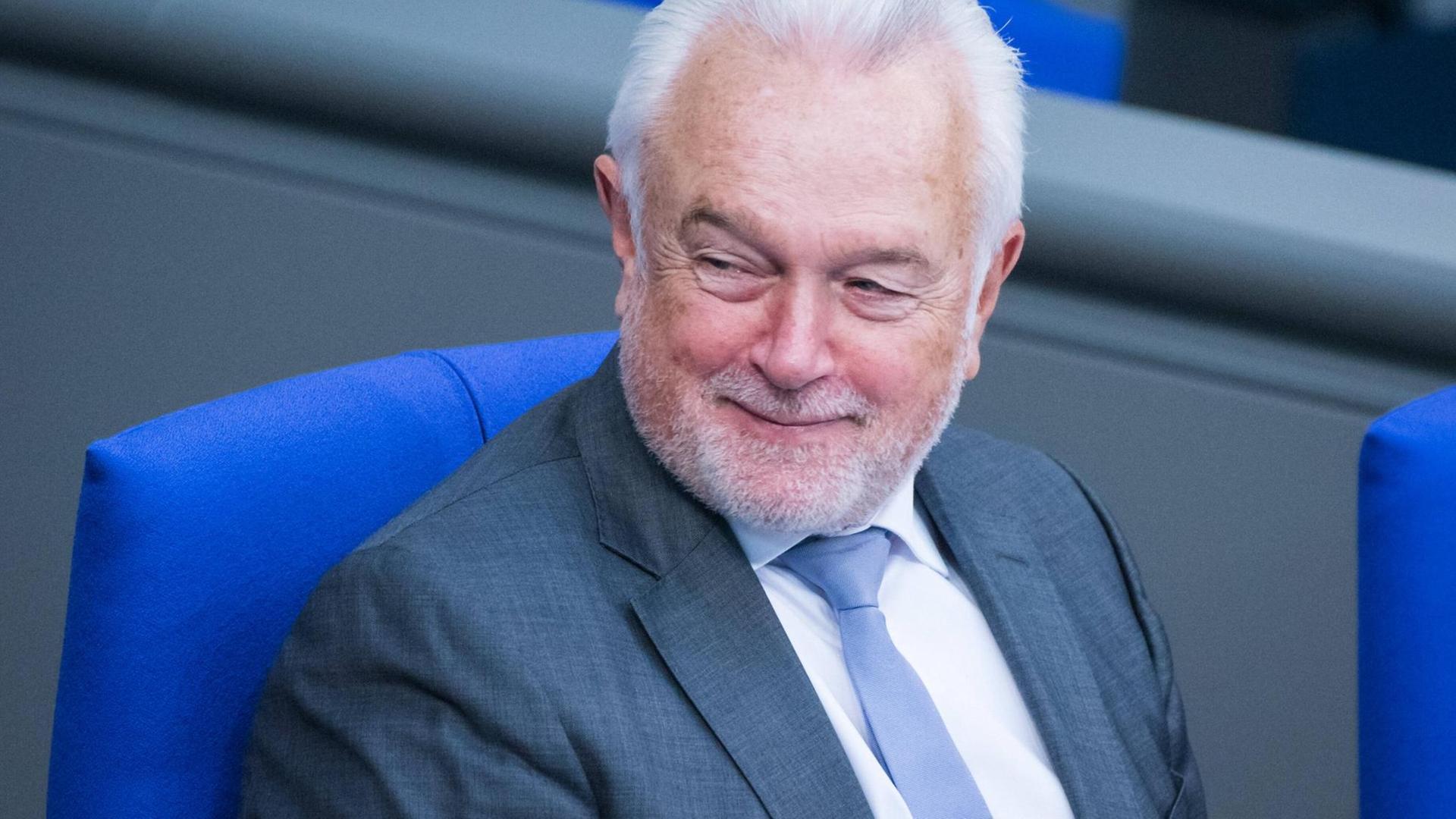 Wolfgang Kubicki sitzt im Bundestag und schaut zur Seite Wolfgang Kubicki sitzt im Bundestag und schaut zur Seite