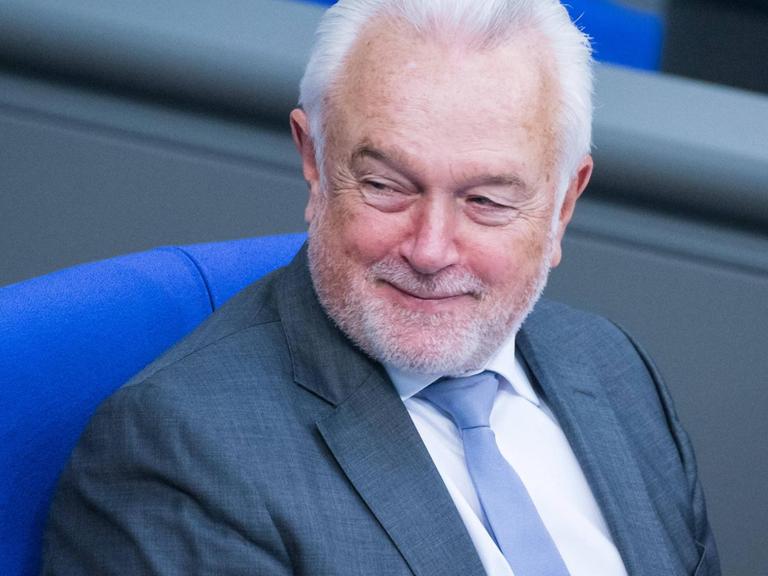 Wolfgang Kubicki sitzt im Bundestag und schaut zur Seite