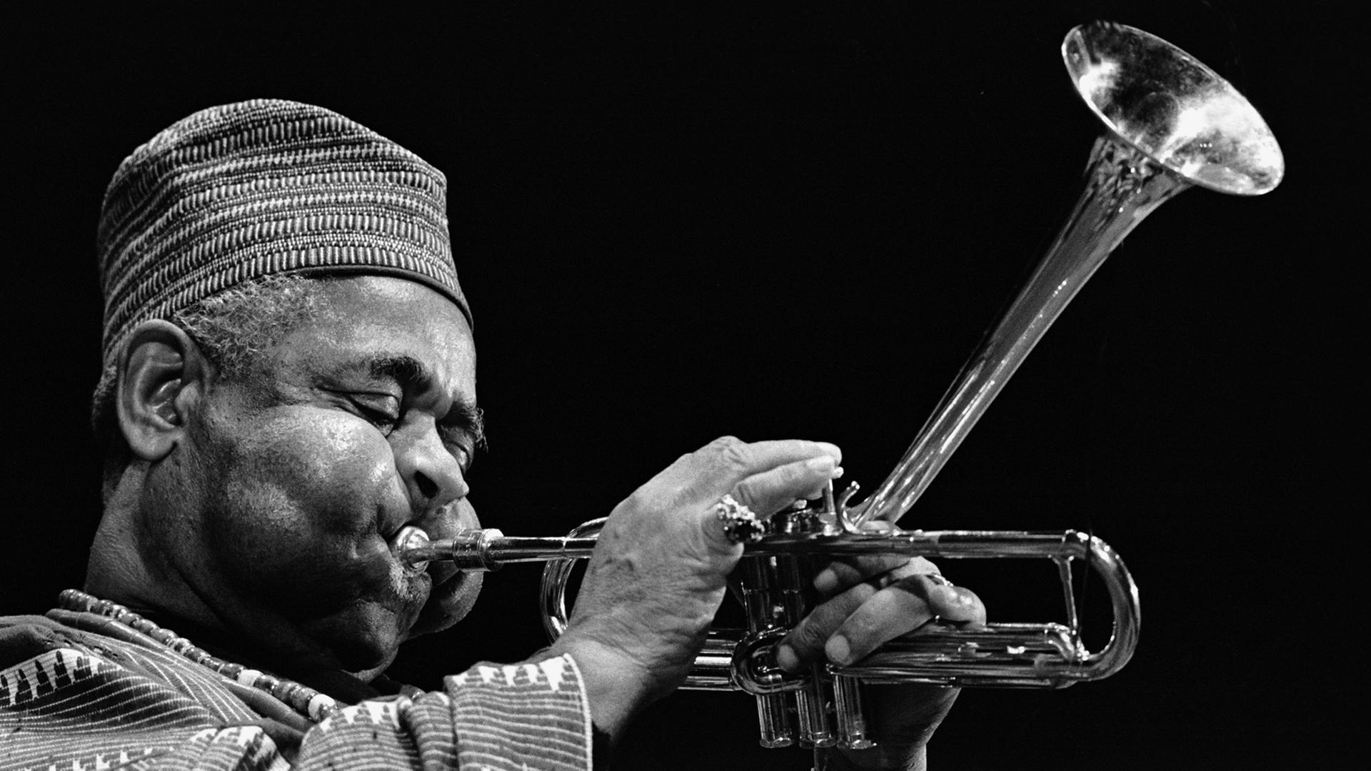 Der Jazz-Trompeter Dizzy Gillespie im Jahr 1991 beim Monterey Jazz-Festival: Sein Markenzeichen war eine Trompete mit nach oben gerichtetem Trichter. Der Jazz-Trompeter Dizzy Gillespie im Jahr 1991 beim Monterey Jazz-Festival: Sein Markenzeichen war eine Trompete mit nach oben gerichtetem Trichter.