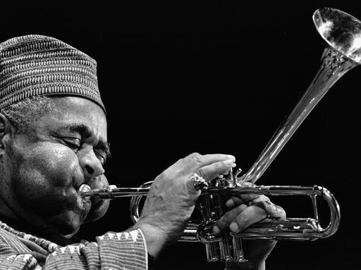 Der Jazz-Trompeter Dizzy Gillespie im Jahr 1991 beim Monterey Jazz-Festival: Sein Markenzeichen war eine Trompete mit nach oben gerichtetem Trichter.