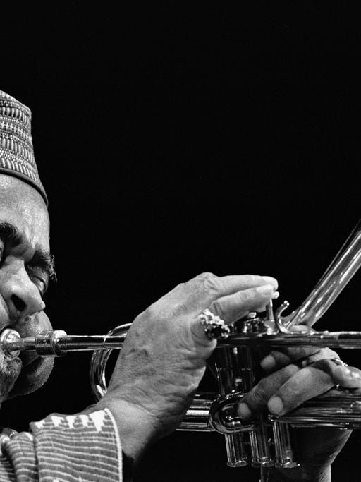 Der Jazz-Trompeter Dizzy Gillespie im Jahr 1991 beim Monterey Jazz-Festival: Sein Markenzeichen war eine Trompete mit nach oben gerichtetem Trichter.