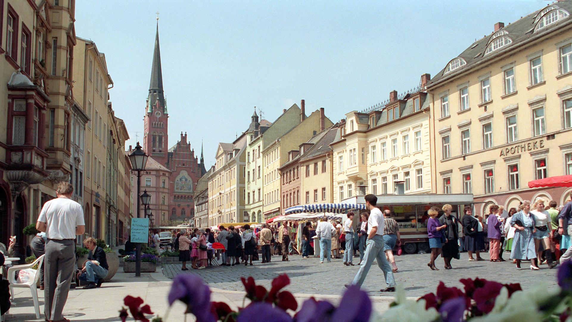 Altenburg: Blick auf den Marktplatz der einstigen Residenzstadt der Herzöge von Sachsen-Altenburg. Altenburg: Blick auf den Marktplatz der einstigen Residenzstadt der Herzöge von Sachsen-Altenburg.