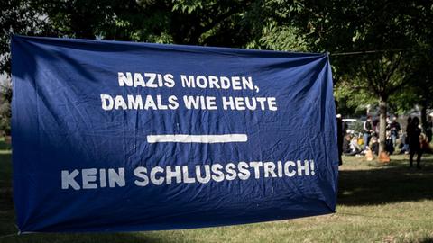 Ein Transparent mit der Aufschrift "Nazis morden damals wie heute - Kein Schlussstrich"
