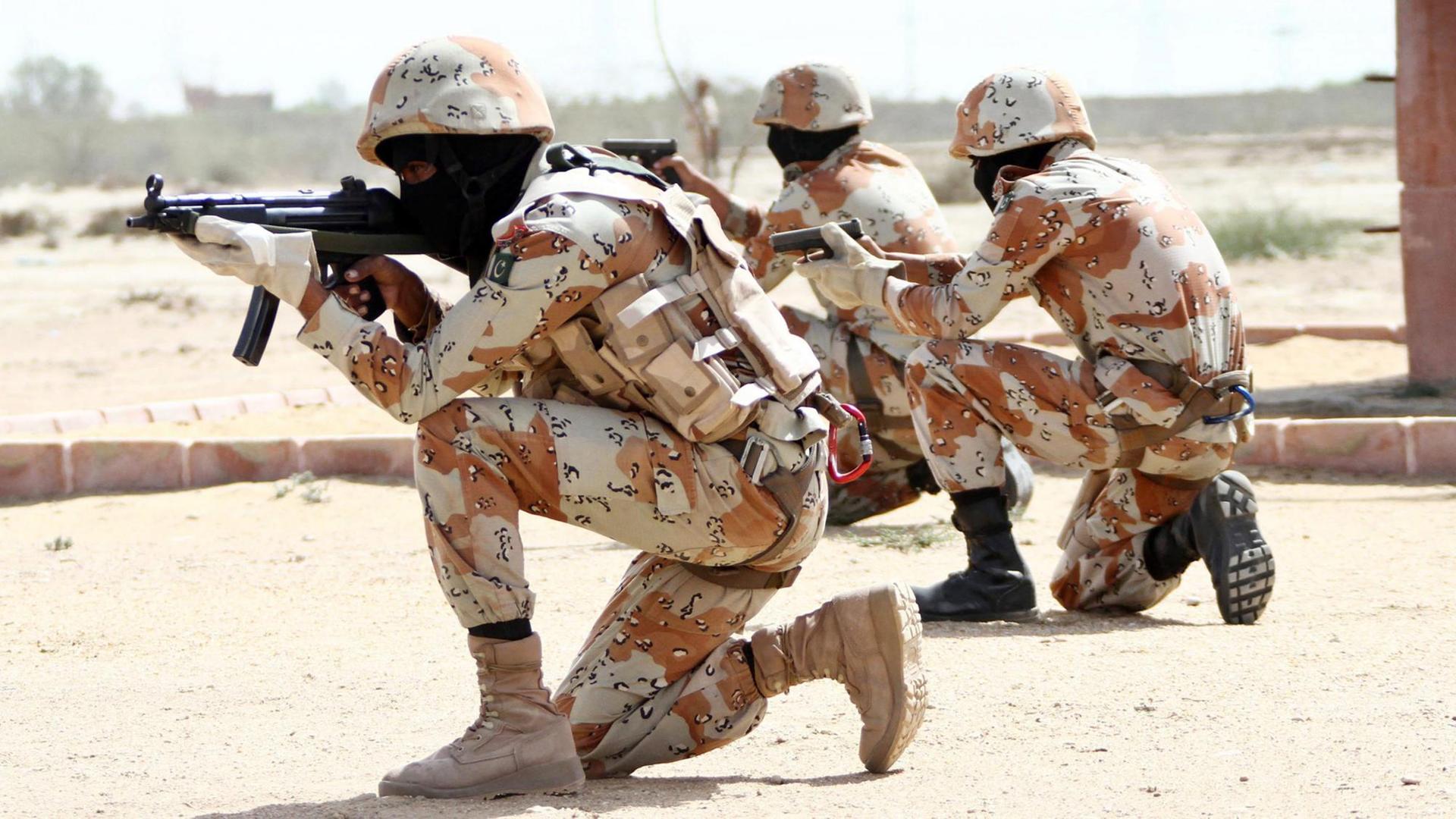 Gefechtsübung von pakistanischen Anti-Terror-Kräften in Karatschi Gefechtsübung von pakistanischen Anti-Terror-Kräften in Karatschi