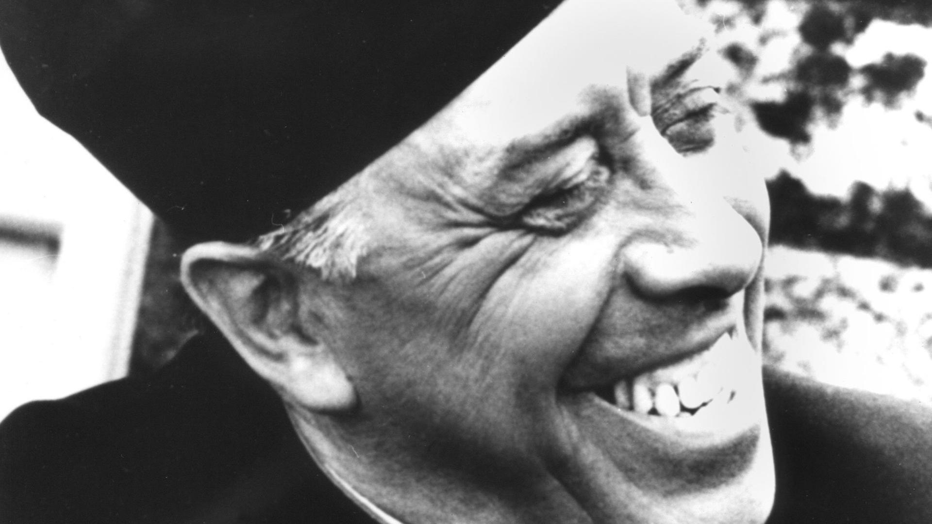 Der französische Schauspieler in seiner Glanzrolle als katholischer Priester in dem Film "Don Camillo und Peppone". Fernandel, eigentlich Fernand Joseph Desire Contandin, wurde am 8. Mai 1903 in Marseille geboren und ist am 26. Februar 1971 in Paris gestorben. Der französische Schauspieler in seiner Glanzrolle als katholischer Priester in dem Film "Don Camillo und Peppone". Fernandel, eigentlich Fernand Joseph Desire Contandin, wurde am 8. Mai 1903 in Marseille geboren und ist am 26. Februar 1971 in Paris gestorben.