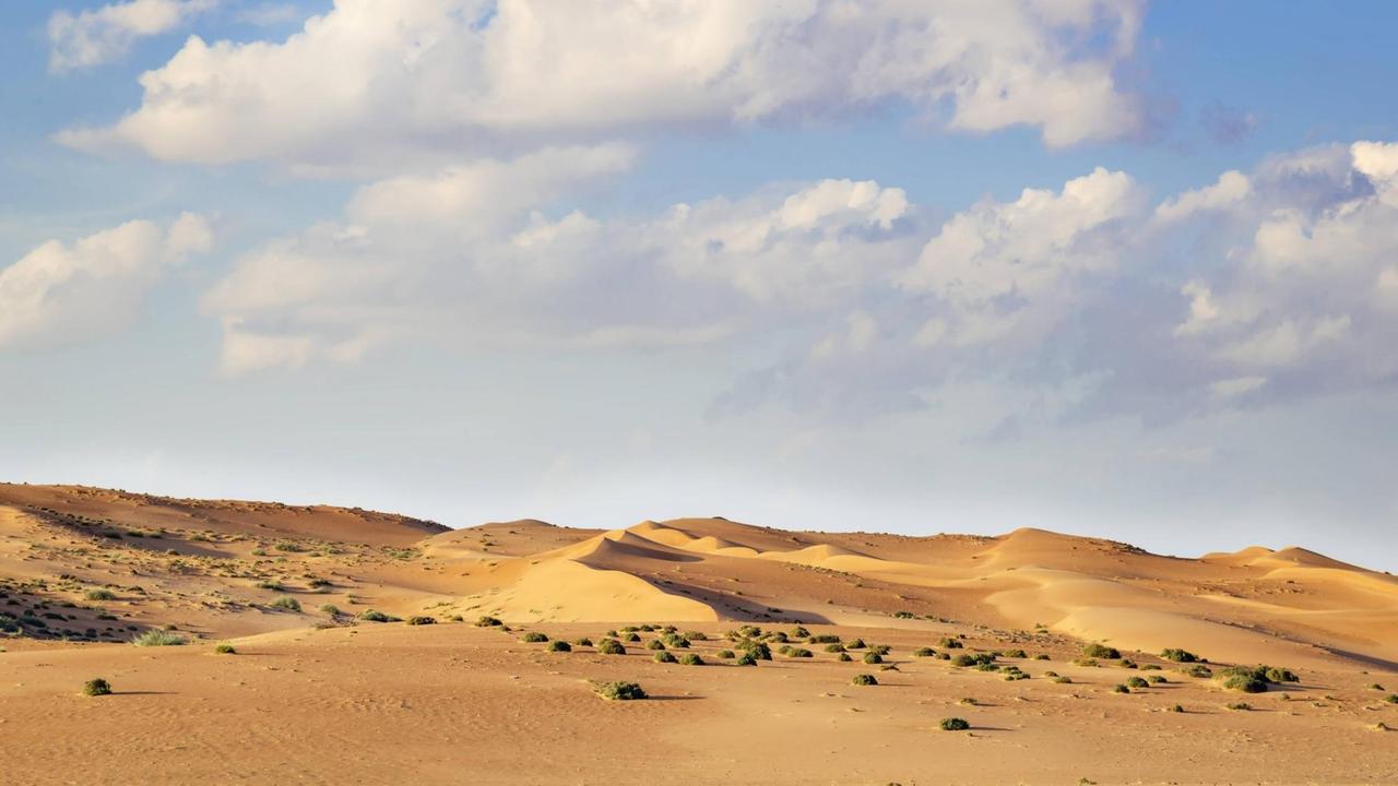Wolken über der Wüste Wahiba im Oman