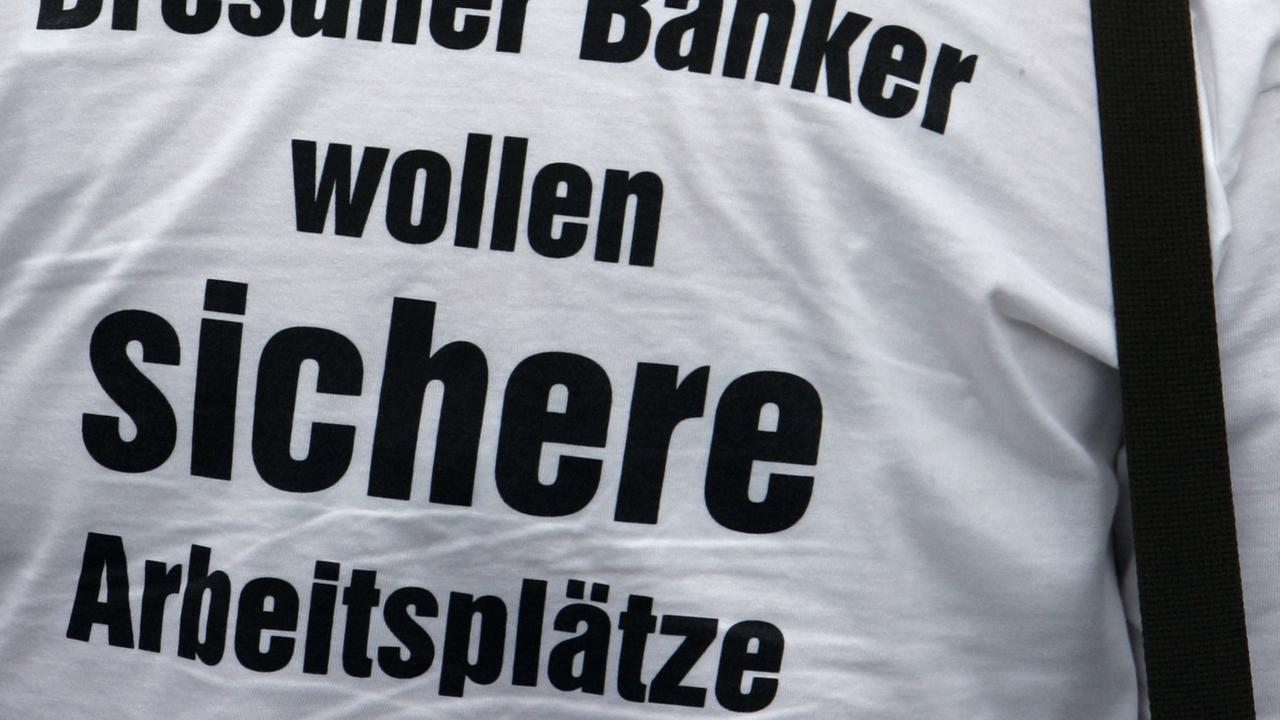 Streikende Bankangestellte unterhalten sich am Freitag (01.08.2008) in Düsseldorf während der zentralen Streikversammlung. Nach Angaben der Dienstleistungsgewerkschaft ver.di sollen mehr als 3000 Bankbeschäftigte in Nordrhein-Westfalen im Ausstand sein. 