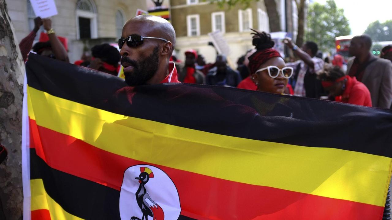 Demonstrierende unterstützen den ungandischen Politiker Robert Kyagulanyi Ssentamu, auch bekannt als Bobi Wine. 23.8.18, London, Downing Street Demonstrierende unterstützen den ungandischen Politiker Robert Kyagulanyi Ssentamu, auch bekannt als Bobi Wine. 23.8.18, London, Downing Street
