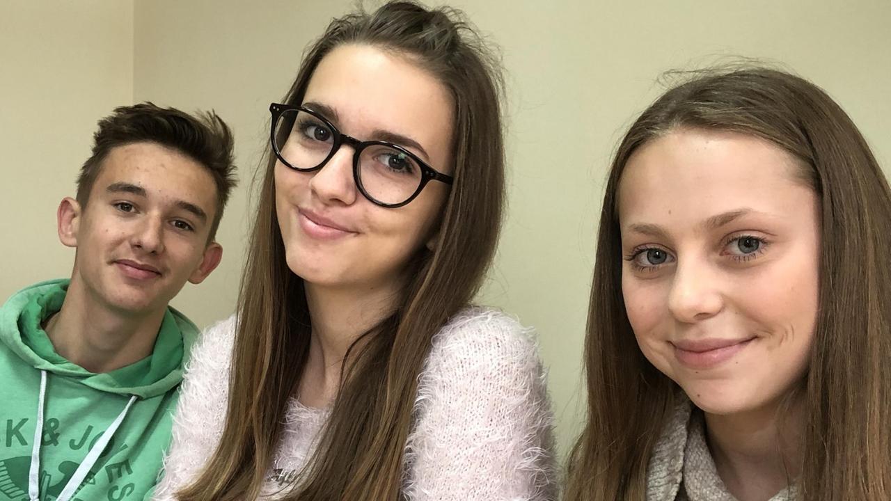 Porträts von zwei Mädchen und einem Jungen Porträts von zwei Mädchen und einem Jungen