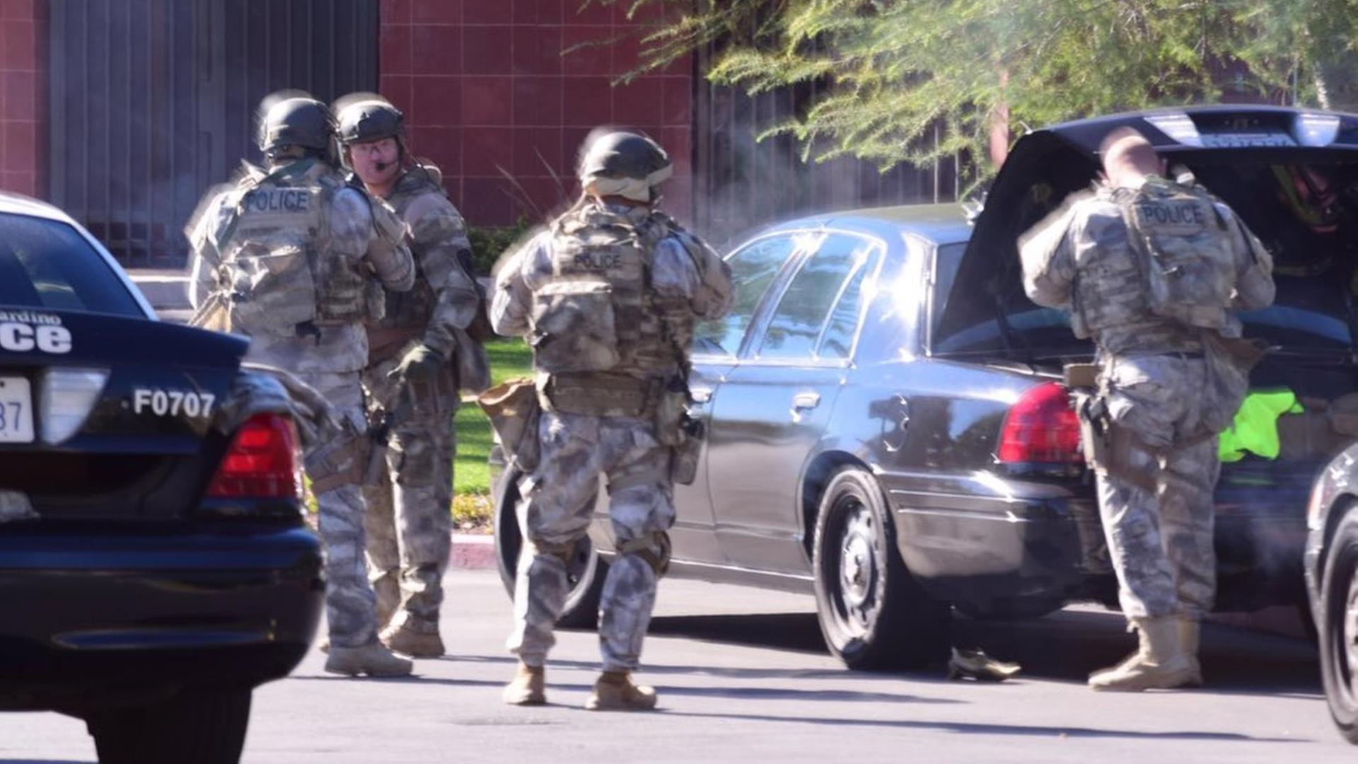 Polizisten bereiten sich auf einen Einsatz bei einer Schießerei in San Bernardino vor.