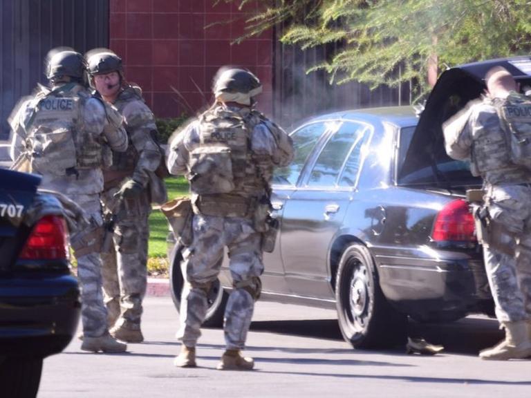 Polizisten beim Einsatz bei der Schießerei in San Bernardino