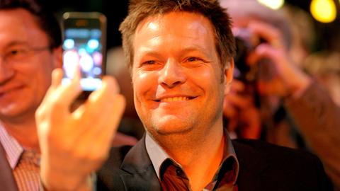 Robert Habeck, Spitzenkandidat von Bündnis 90/Die Grünen, fotografiert sich am Montagabend (26.03.2012) in Kiel mit einem Mobiltelefon.