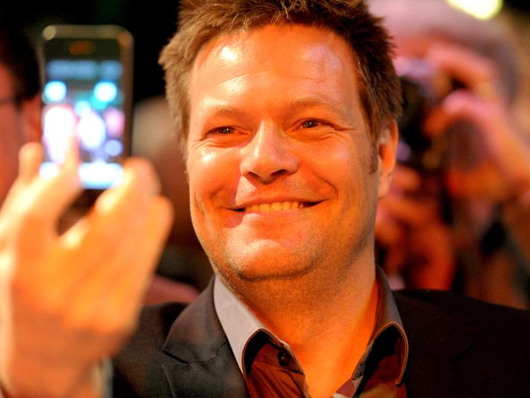 Robert Habeck, Spitzenkandidat von Bündnis 90/Die Grünen, fotografiert sich am Montagabend (26.03.2012) in Kiel mit einem Mobiltelefon.