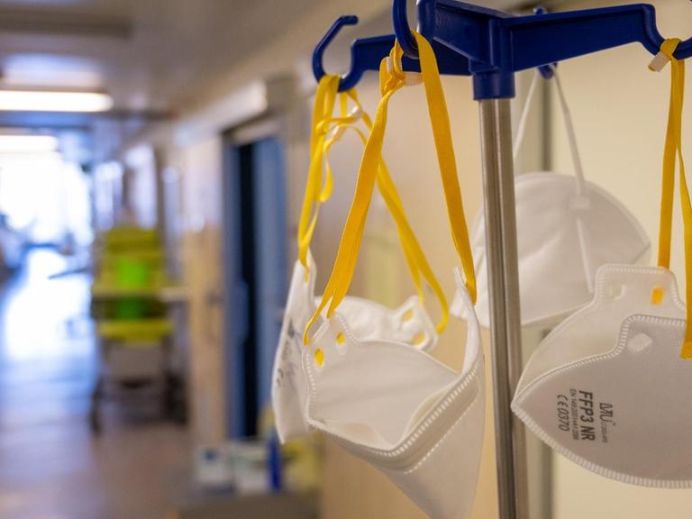 In einem Flur der Intensivstation in der Coronapatienten mit schweren Krankheitsverläufen behandelt werden hängen Mund-Nasen-Schutz Masken.