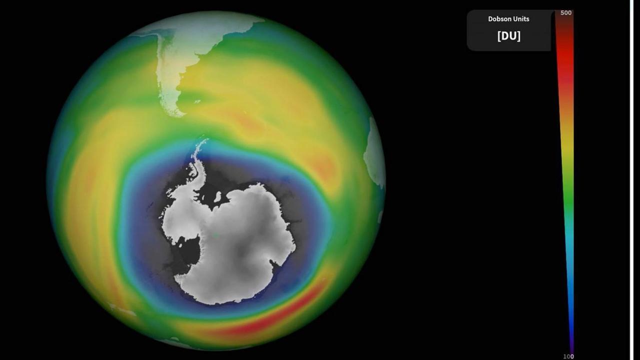 Ein Globus im schwarzen All, der an unterschiedlich bunt eingefärbt ist und in der Mitte eine graue Fläche zeigt: das Ozonloch über der Antarktis. Ein Globus im schwarzen All, der an unterschiedlich bunt eingefärbt ist und in der Mitte eine graue Fläche zeigt: das Ozonloch über der Antarktis.