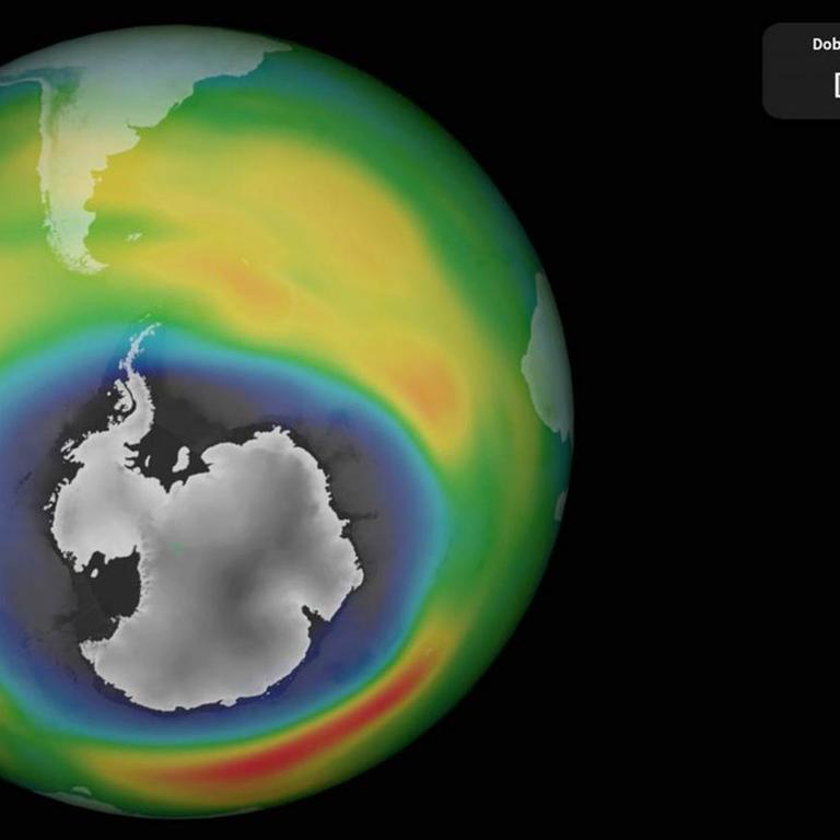 Ein Globus im schwarzen All, der an unterschiedlich bunt eingefärbt ist und in der Mitte eine graue Fläche zeigt: das Ozonloch über der Antarktis.