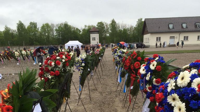 Blumen und Kränze zum Gedenken an die Opfer des KZ Dachau Blumen und Kränze zum Gedenken an die Opfer des KZ Dachau