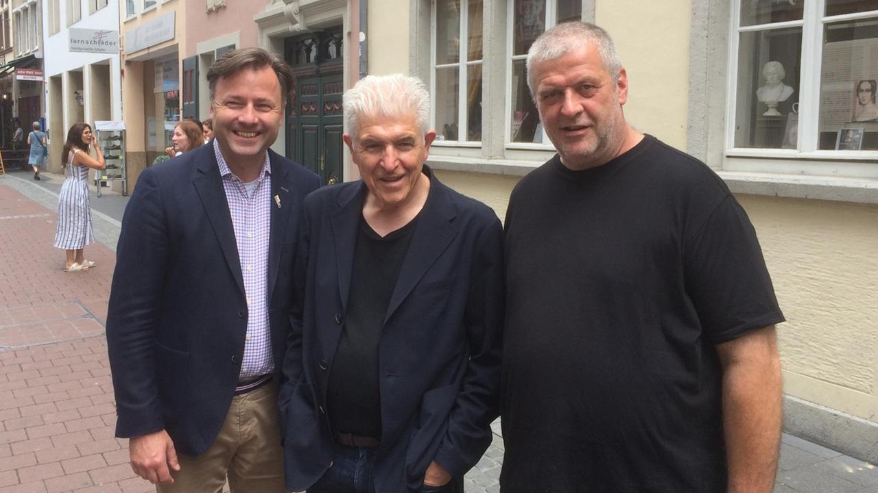 Von links nach rechts: Malte Boecker, Direktor Beethoven-Haus, Künstler Bill Fontana und Kurator Carsten Seiffarth vorm Beethoven-Haus Von links nach rechts: Malte Boecker, Direktor Beethoven-Haus, Künstler Bill Fontana und Kurator Carsten Seiffarth vorm Beethoven-Haus