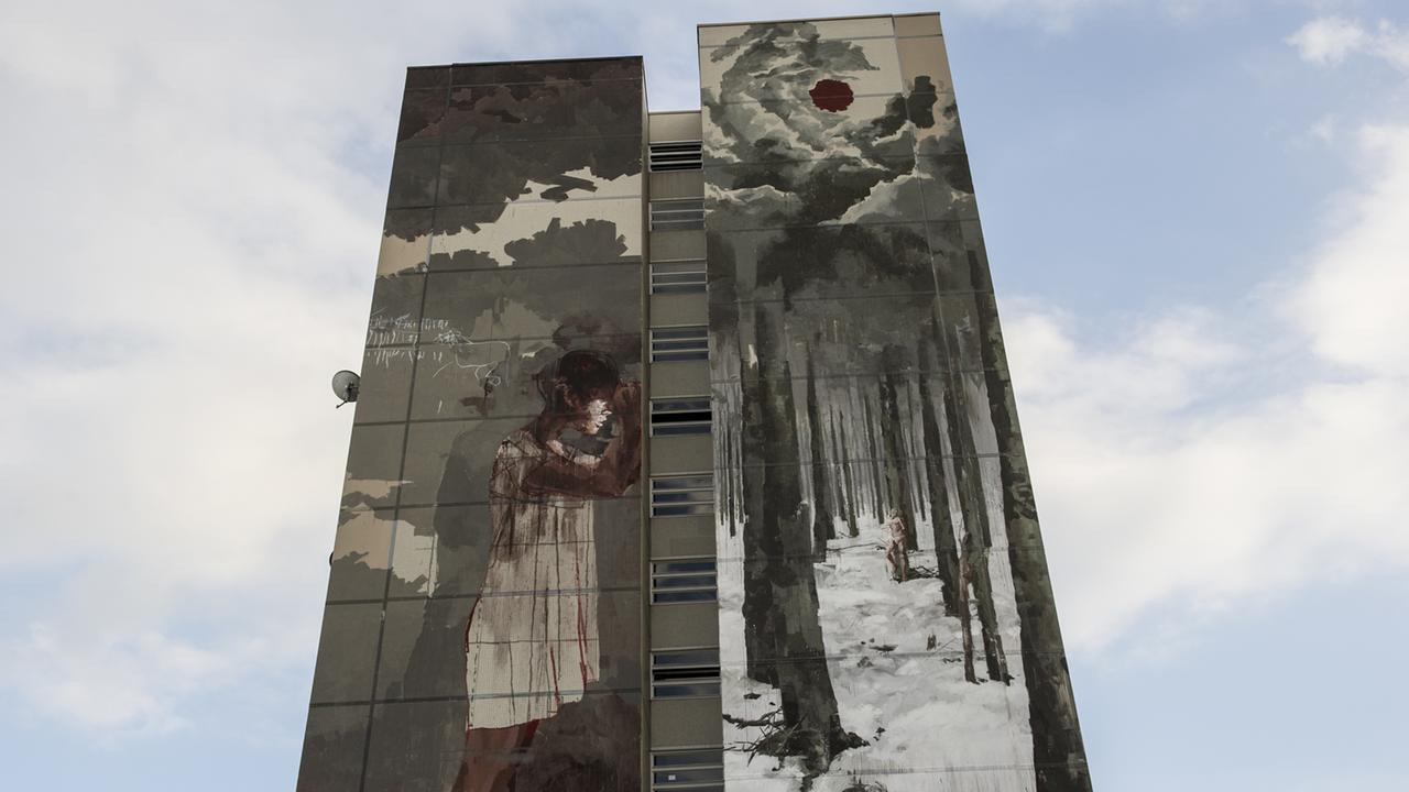 Das Kunstwerk des spanischen Streetart-Künstlers Borondo vom Projekt "Urban Nation" am Hochhaus an der Neheimer Straße in Tegel.